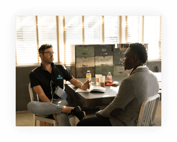 Funcionário do RH conversando com um estudante