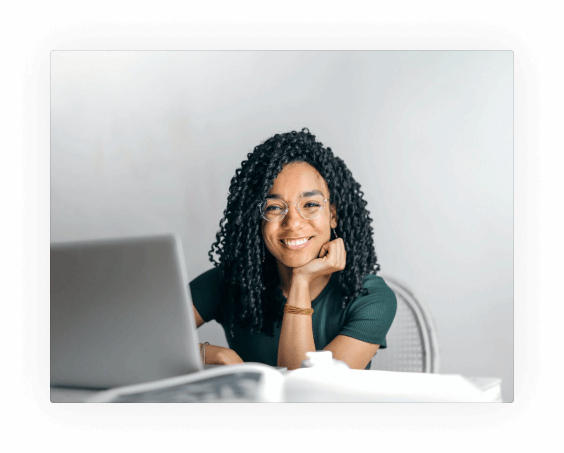 Uma estudante procurando vagas de estágio